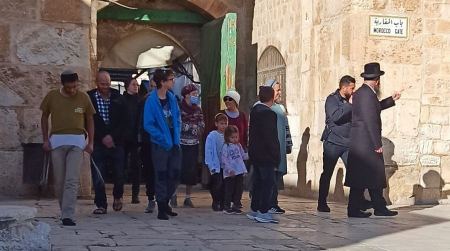 مستوطنون يقتحمون باحات المسجد الاقصى